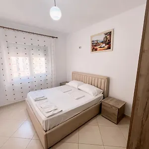 Gerald's Central Apartment